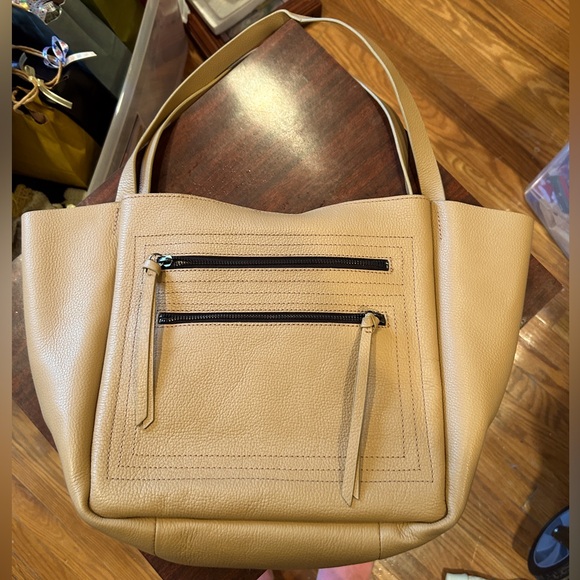 Botkier Handbags - Botkier Camel Leather Shoulder Tote Bag 👜 EUC 🤩